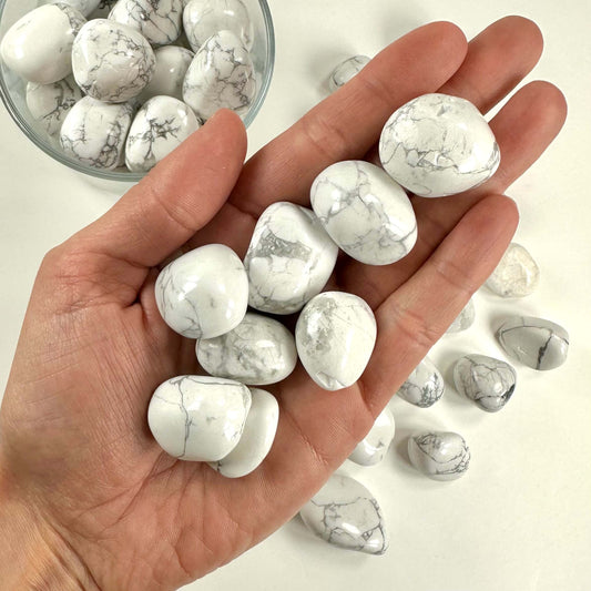 Hvid howlit lommesten