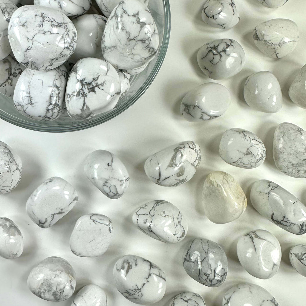 Hvid howlit lommesten