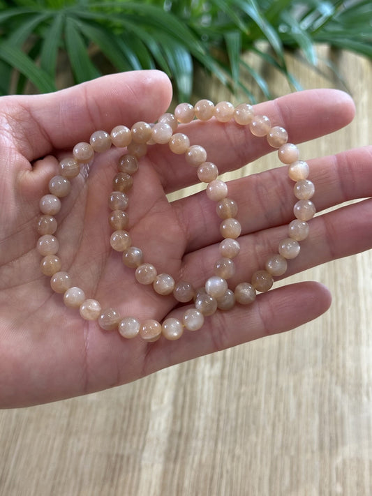 Armbånd fersken månesten 6mm - 5stk.